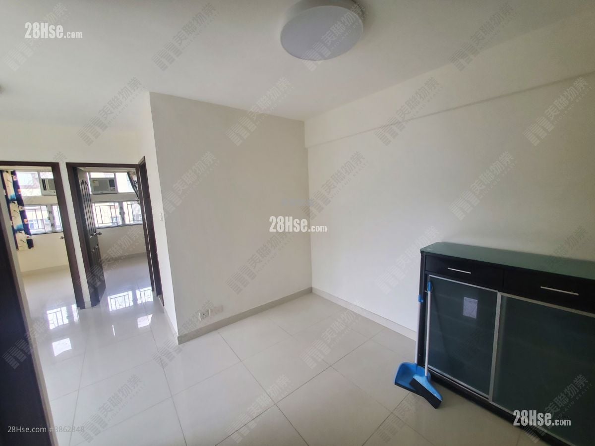 living room: Waldorf Garden Sell 2 Bedrooms , 1 Bathroom 404 ft²