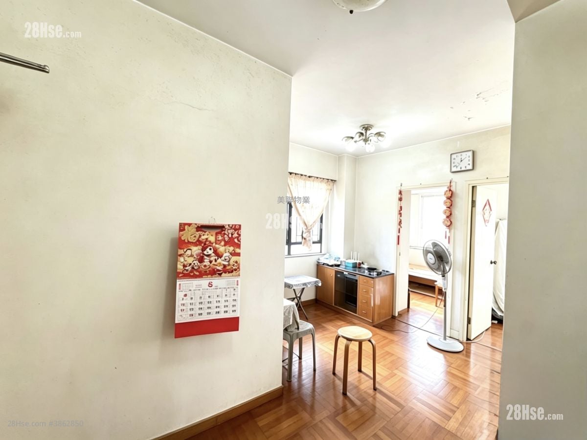 Wai Wah Centre Sell 2 Bedrooms 358 ft²