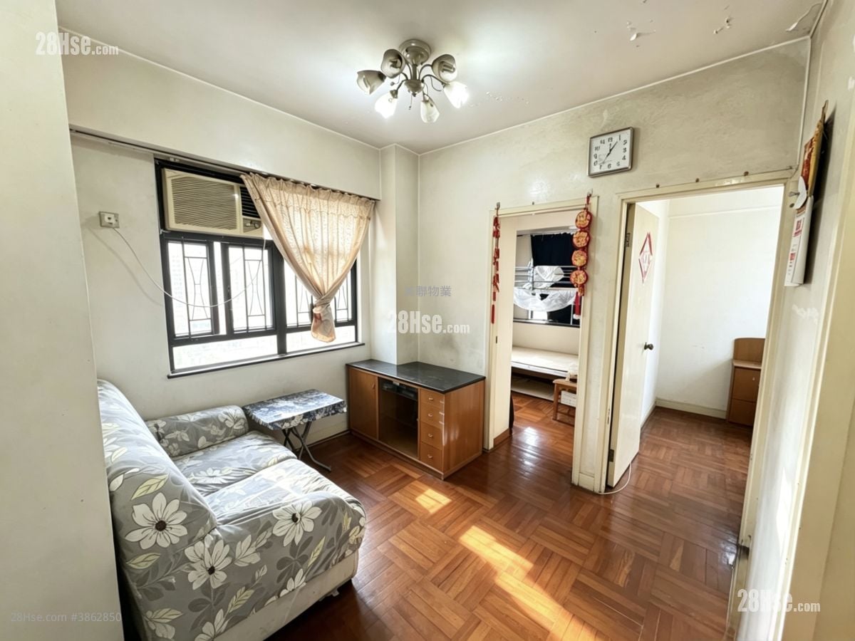 Wai Wah Centre Sell 2 Bedrooms 358 ft²