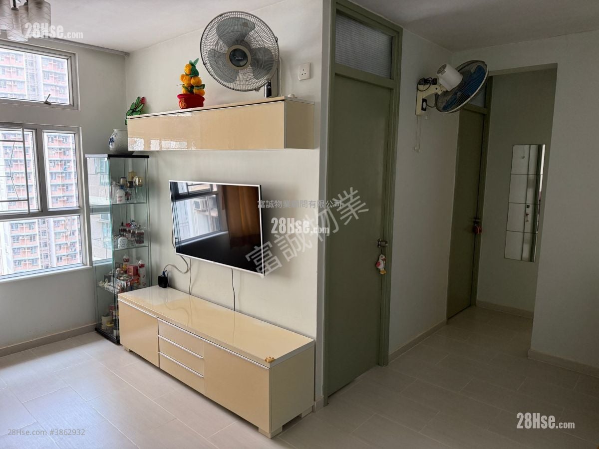Yau Chui Court Sell 3 Bedrooms , 1 Bathroom 553 ft²