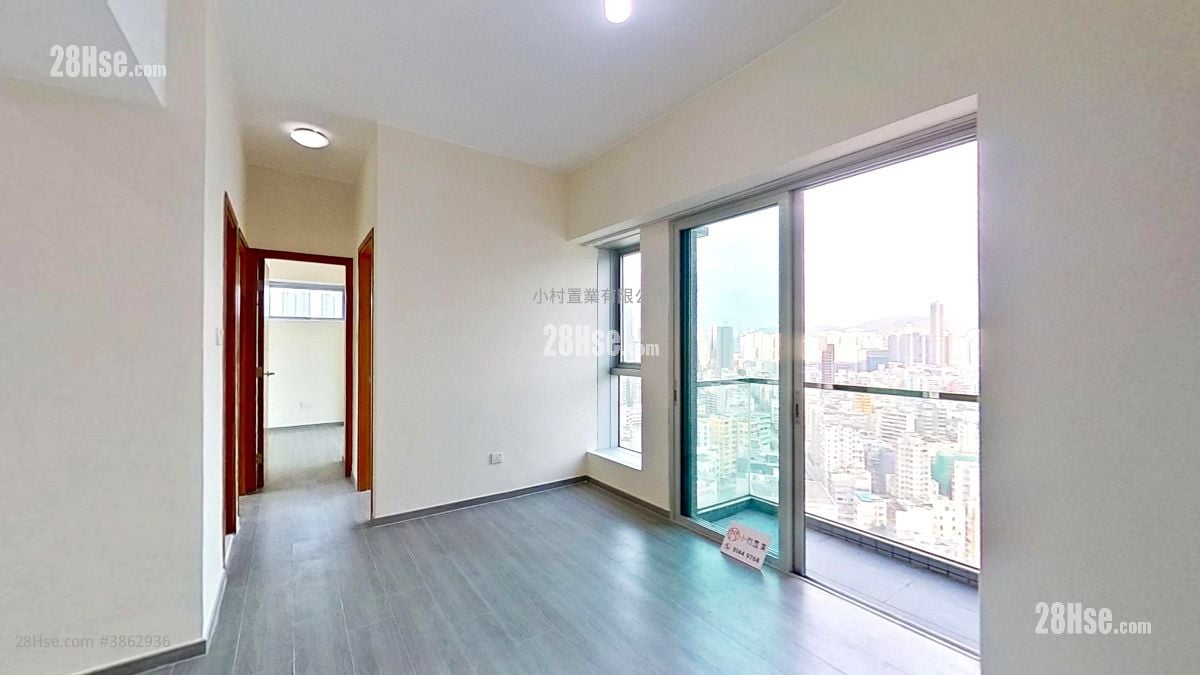 living room: Grand Metro Rental 3 Bedrooms , 2 Bathrooms 693 ft²