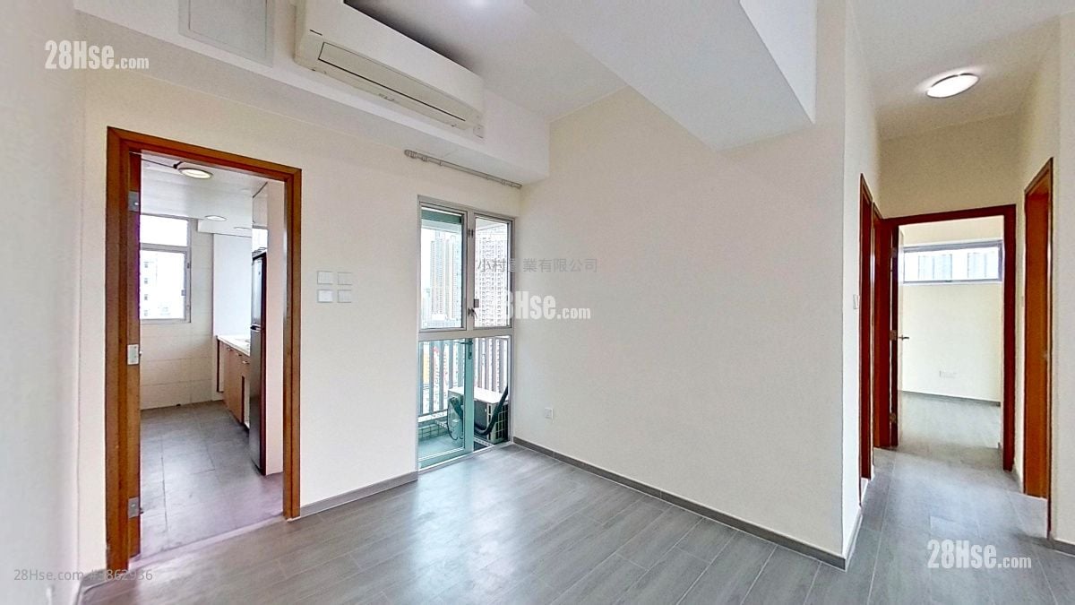 living room: Grand Metro Rental 3 Bedrooms , 2 Bathrooms 693 ft²