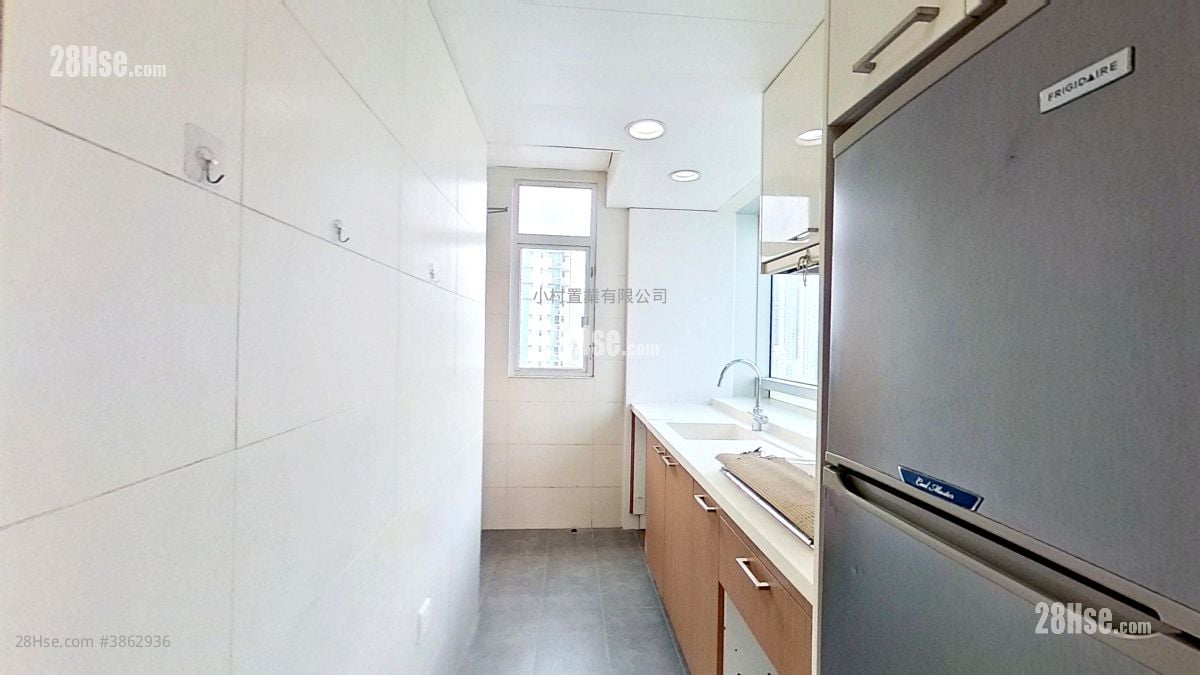 kitchen: Grand Metro Rental 3 Bedrooms , 2 Bathrooms 693 ft²