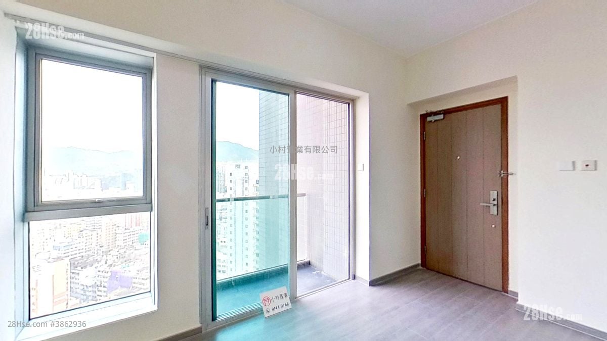 living room: Grand Metro Rental 3 Bedrooms , 2 Bathrooms 693 ft²