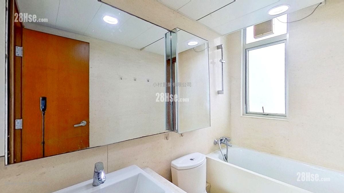 bathroom: Grand Metro Rental 3 Bedrooms , 2 Bathrooms 693 ft²