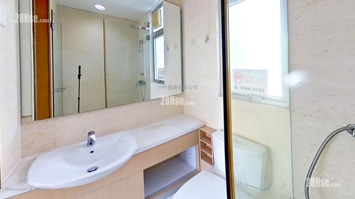 bathroom: Grand Metro Rental 3 Bedrooms , 2 Bathrooms 693 ft²