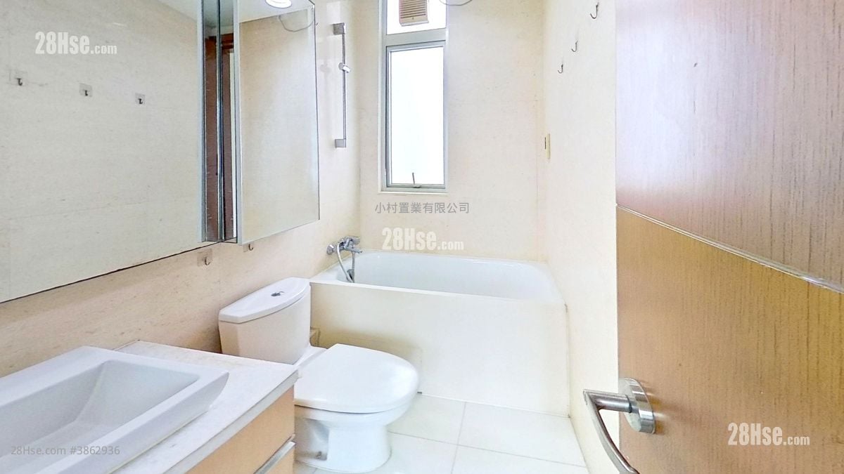 bathroom: Grand Metro Rental 3 Bedrooms , 2 Bathrooms 693 ft²
