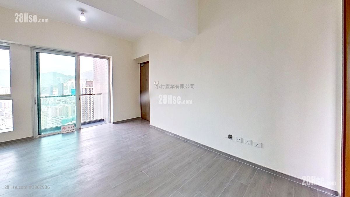 living room: Grand Metro Rental 3 Bedrooms , 2 Bathrooms 693 ft²