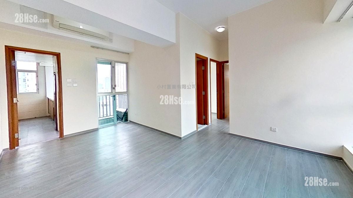 living room: Grand Metro Rental 3 Bedrooms , 2 Bathrooms 693 ft²