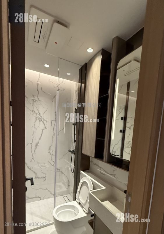 Eight Southpark Sell 2 Bedrooms , 1 Bathroom 351 ft²