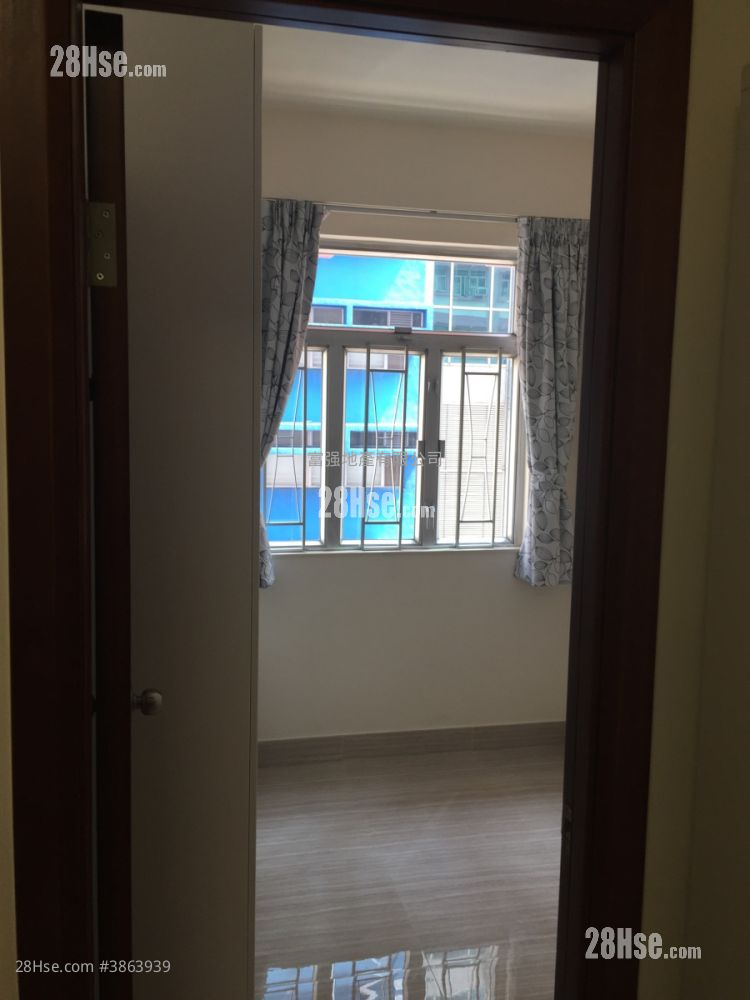 Ming Fung Building Sell 2 Bedrooms 386 ft²