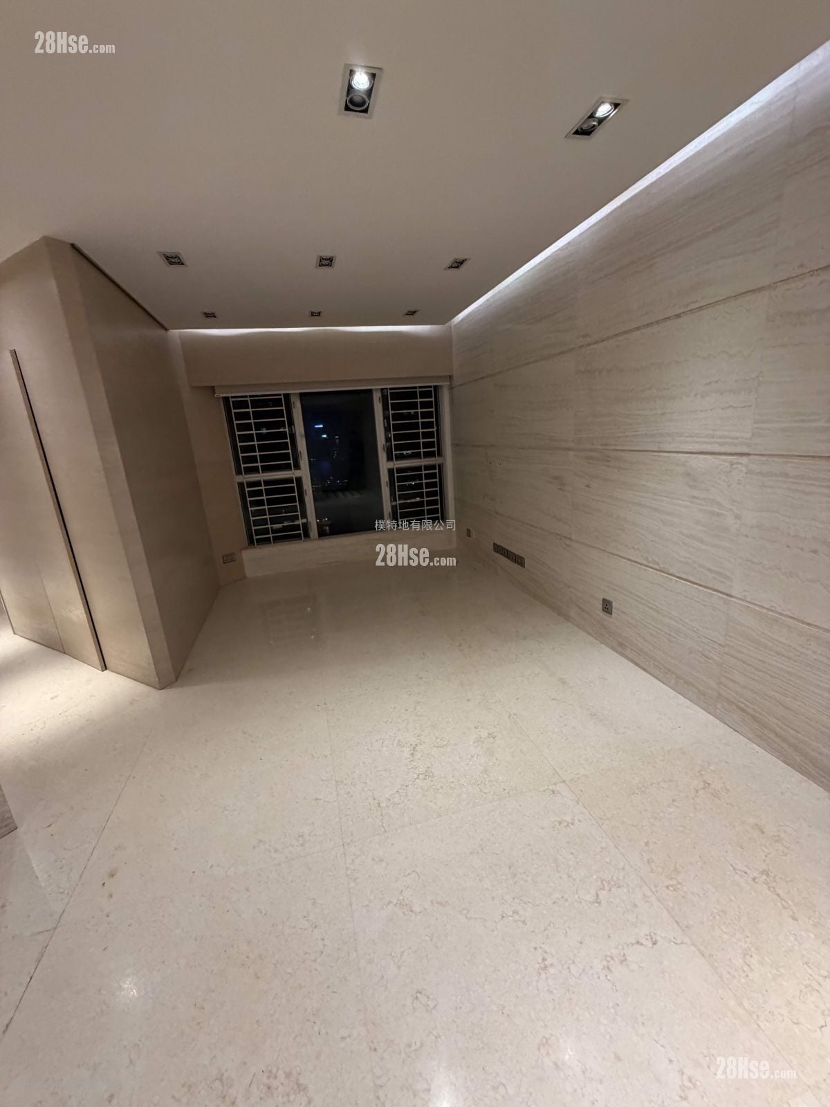 The Waterfront Rental 2 Bedrooms , 3 Bathrooms 939 ft²