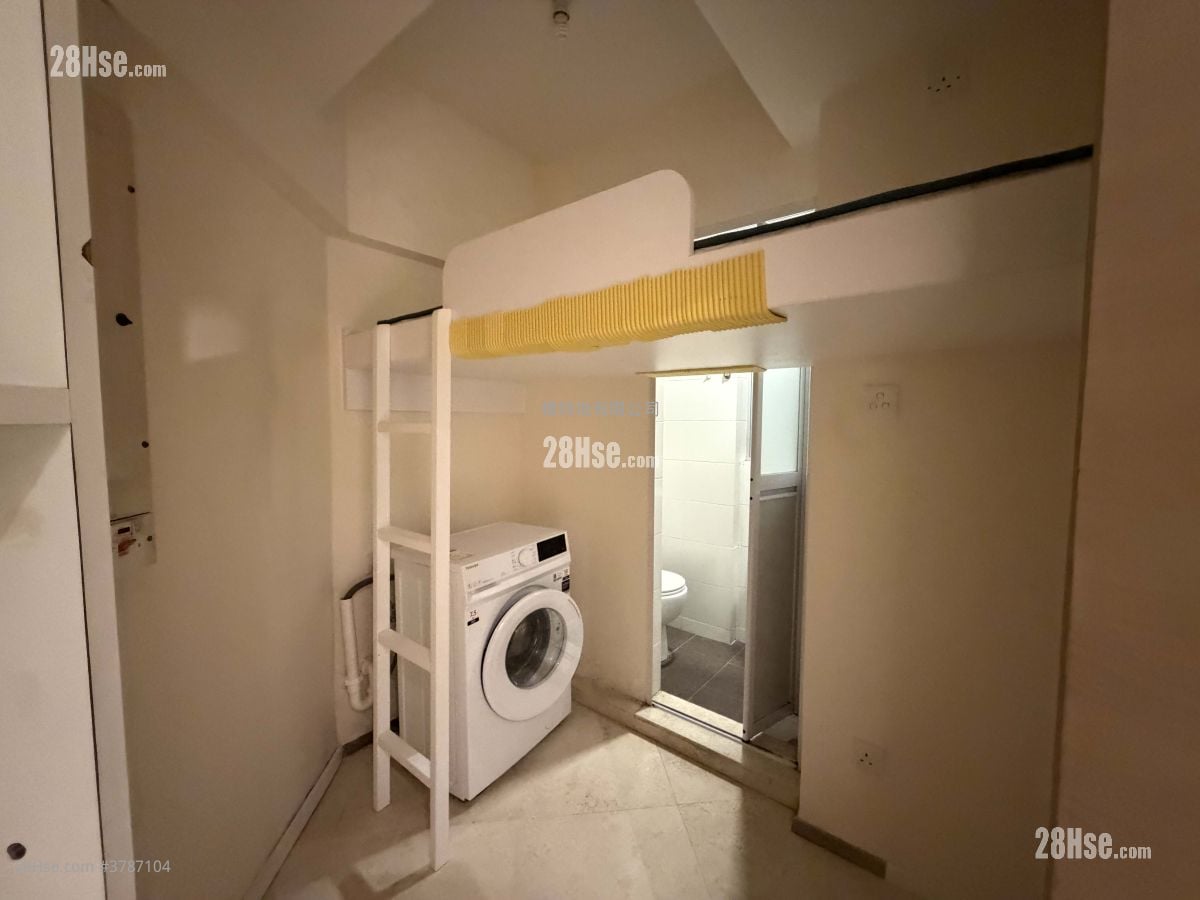 The Waterfront Rental 2 Bedrooms , 3 Bathrooms 939 ft²