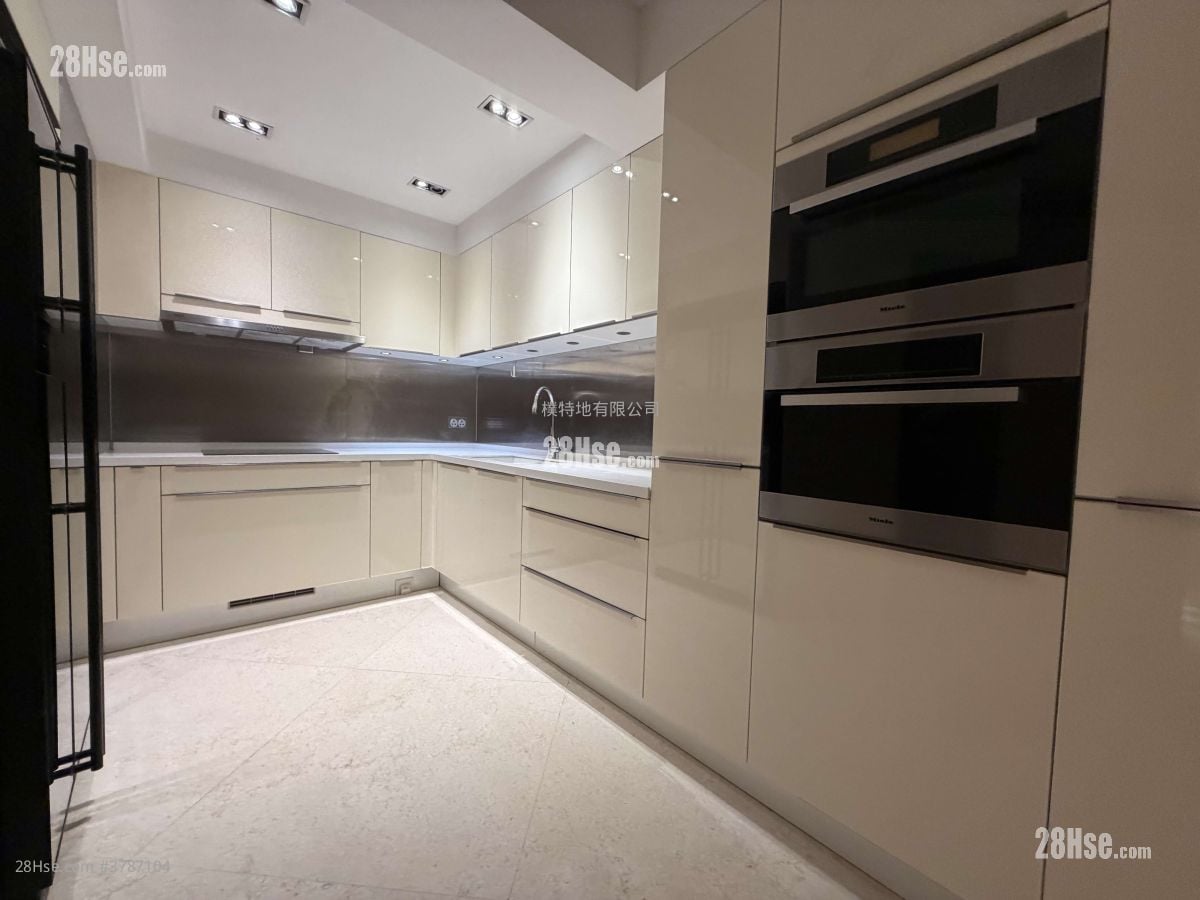 The Waterfront Rental 2 Bedrooms , 3 Bathrooms 939 ft²