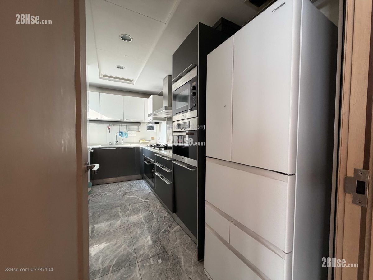 The Waterfront Rental 2 Bedrooms , 3 Bathrooms 939 ft²