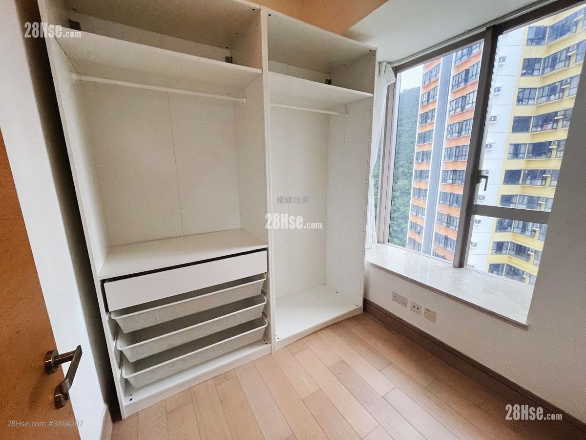 Cadogan Rental 3 Bedrooms , 2 Bathrooms 916 ft²