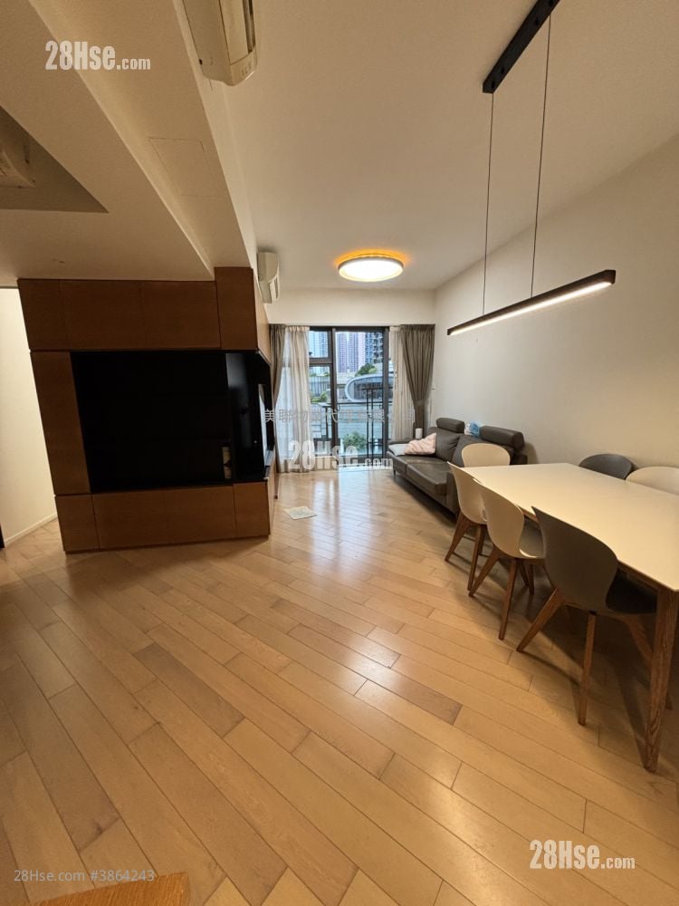 living room: The Wings Sell 3 Bedrooms 933 ft²