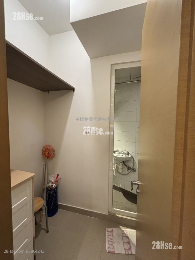 servant’s room: The Wings Sell 3 Bedrooms 933 ft²