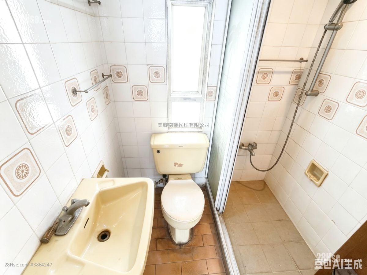 Lucky Plaza Sell 2 Bedrooms , 1 Bathroom 443 ft²