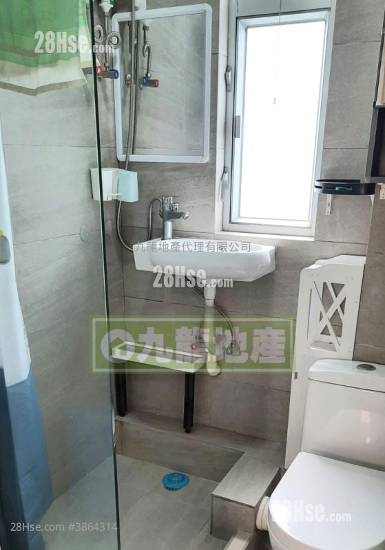 Sun Wah House Sell 2 Bedrooms , 1 Bathroom 294 ft²