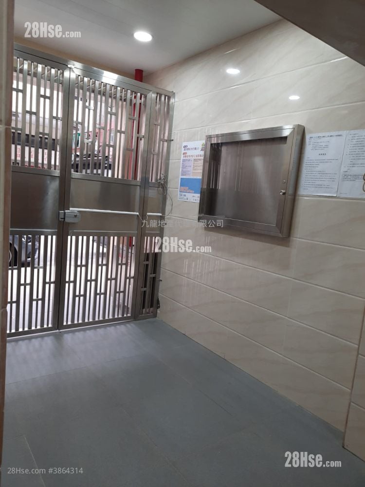 Sun Wah House Sell 2 Bedrooms , 1 Bathroom 294 ft²