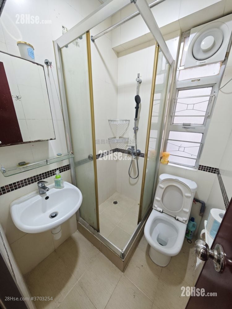 Wah Sun Building Rental 2 Bedrooms , 1 Bathroom 302 ft²