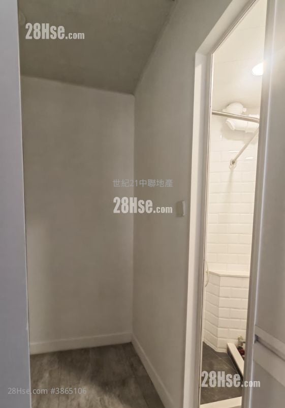 Clovelly Court Rental 4 Bedrooms , 2 Bathrooms 2,348 ft²