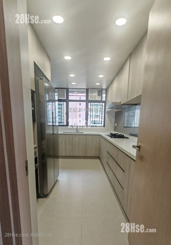 Clovelly Court Rental 4 Bedrooms , 2 Bathrooms 2,348 ft²