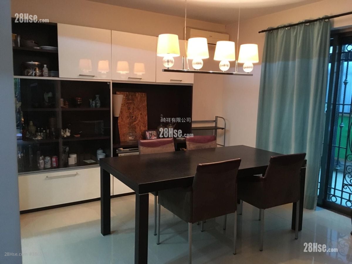 Village Sell 2,100 ft²