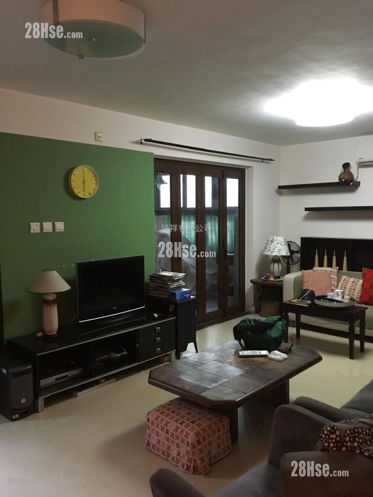 Village Sell 2,100 ft²