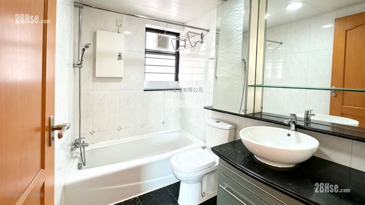 bathroom: 8 Waterloo Road Rental 3 Bedrooms , 1 Bathroom 561 ft²