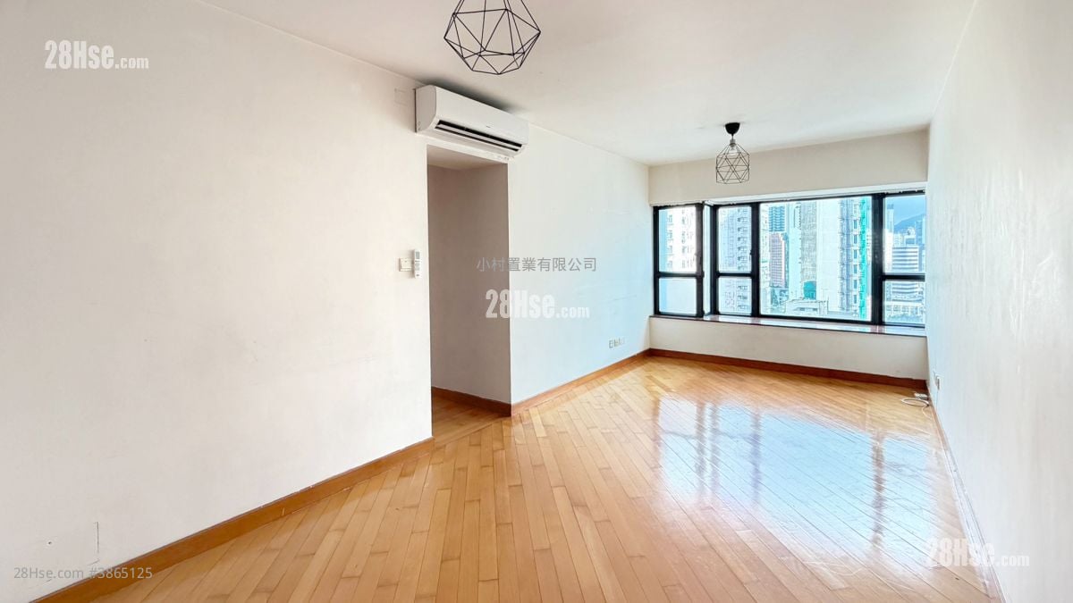 living room: 8 Waterloo Road Rental 3 Bedrooms , 1 Bathroom 561 ft²