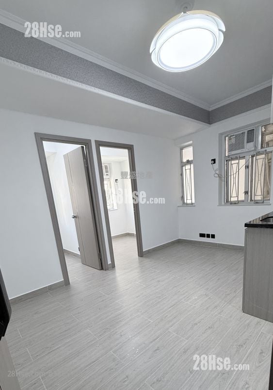 Chung Wo Building Sell 3 Bedrooms , 1 Bathroom 355 ft²