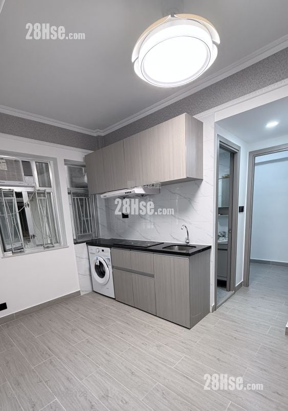 Chung Wo Building Sell 3 Bedrooms , 1 Bathroom 355 ft²