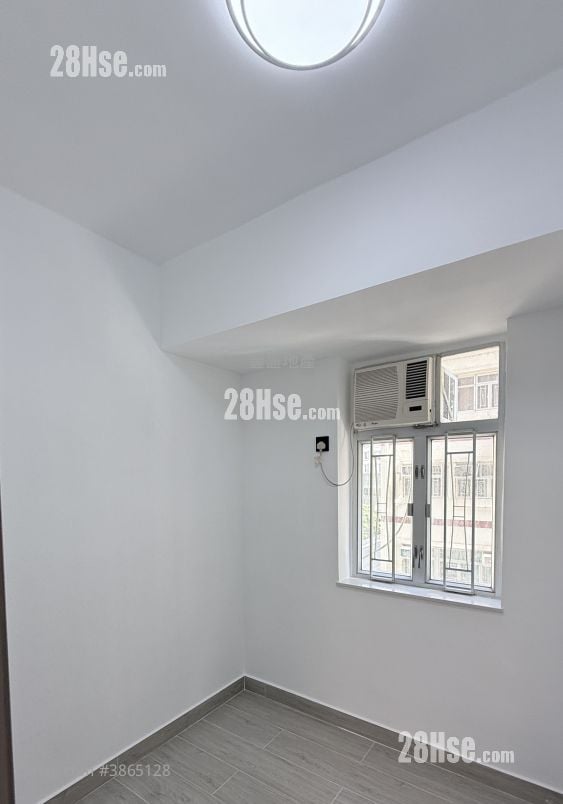 Chung Wo Building Sell 3 Bedrooms , 1 Bathroom 355 ft²