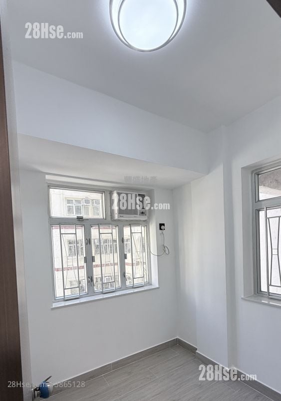 Chung Wo Building Sell 3 Bedrooms , 1 Bathroom 355 ft²