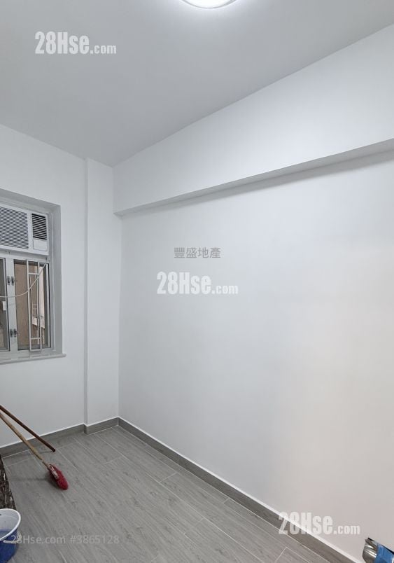 Chung Wo Building Sell 3 Bedrooms , 1 Bathroom 355 ft²