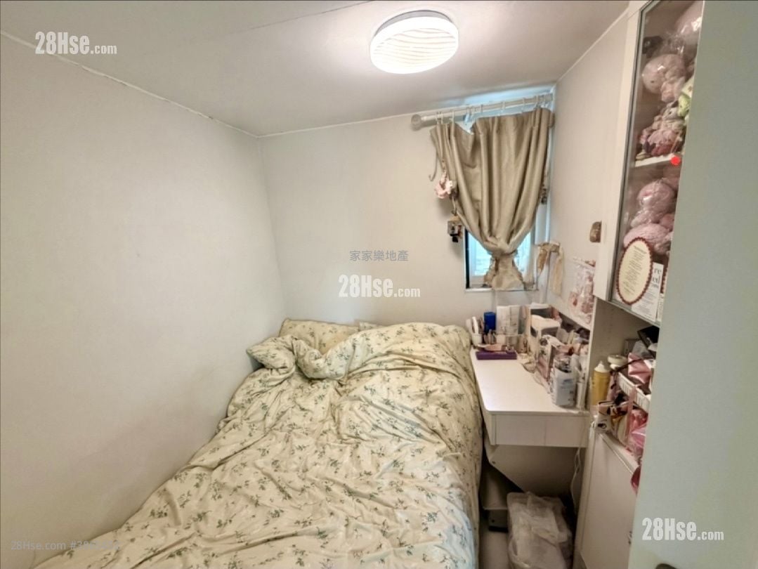 Apartment Rental 4 Bedrooms , 2 Bathrooms 681 ft²