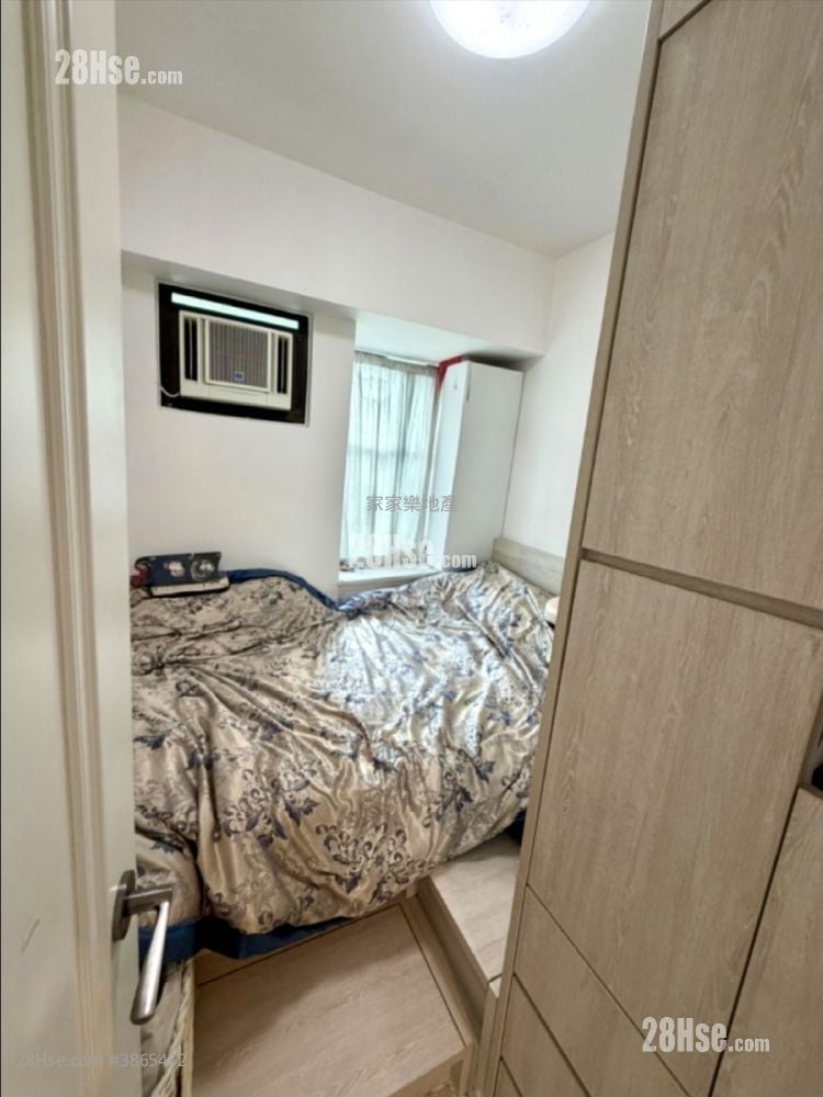 Apartment Rental 4 Bedrooms , 2 Bathrooms 681 ft²