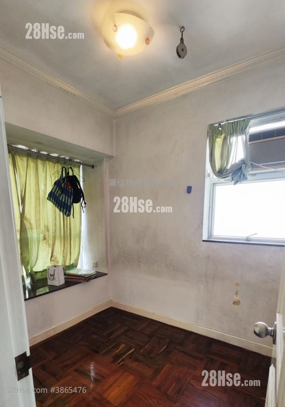 Ming Fung Court Sell 2 Bedrooms , 1 Bathroom 300 ft²