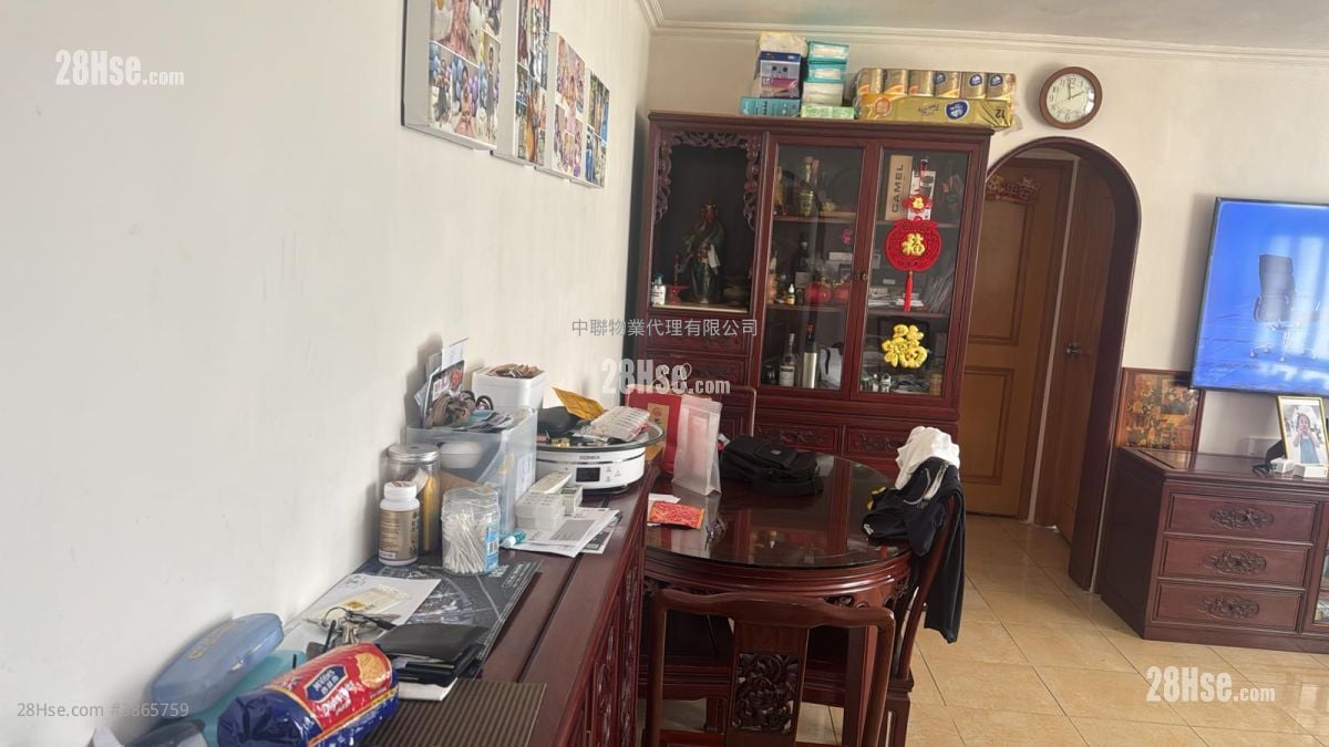 Kam On Court Sell 3 Bedrooms , 1 Bathroom 554 ft²