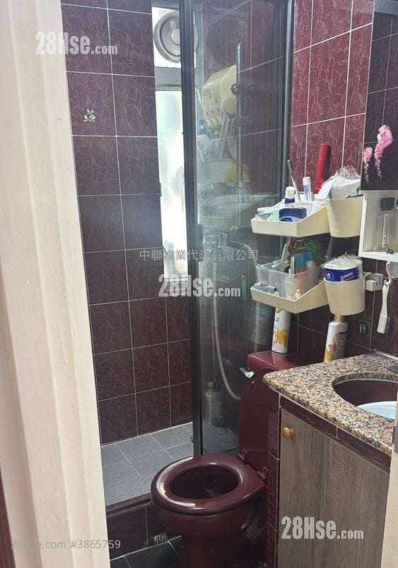 Kam On Court Sell 3 Bedrooms , 1 Bathroom 554 ft²