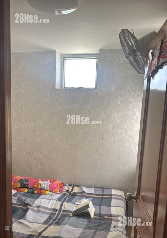 Kam On Court Sell 3 Bedrooms , 1 Bathroom 554 ft²