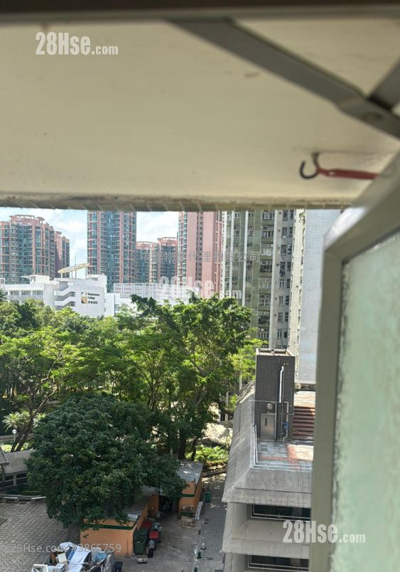Kam On Court Sell 3 Bedrooms , 1 Bathroom 554 ft²