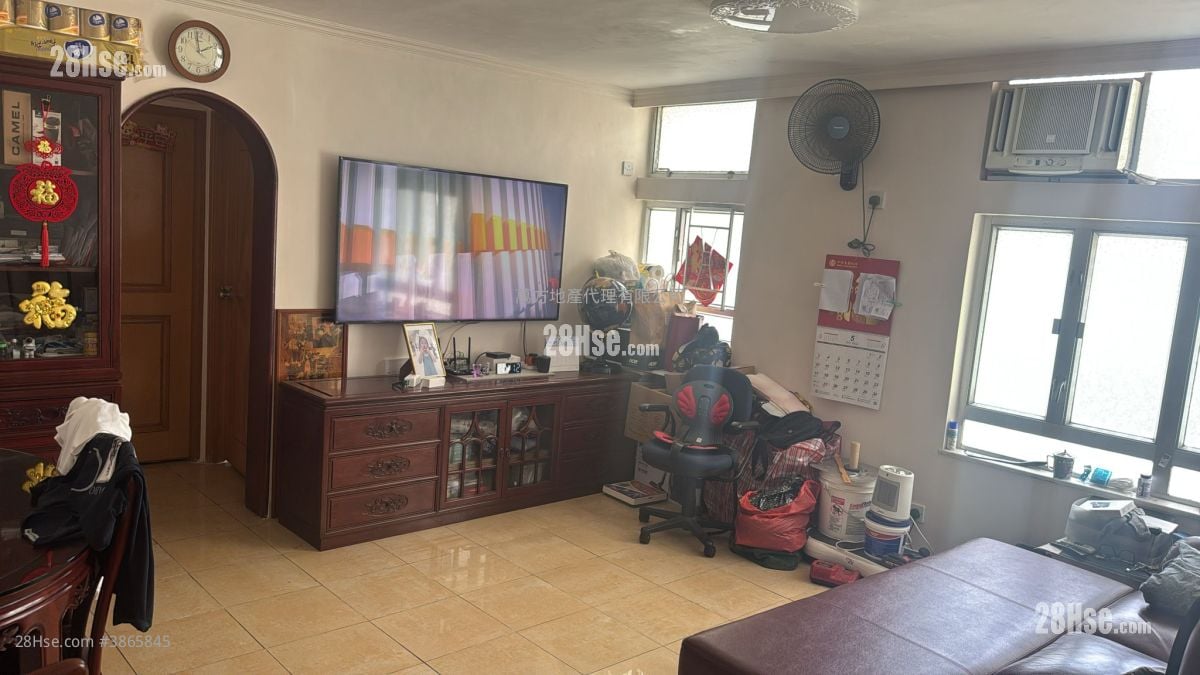 Kam On Court Sell 3 Bedrooms , 1 Bathroom 554 ft²