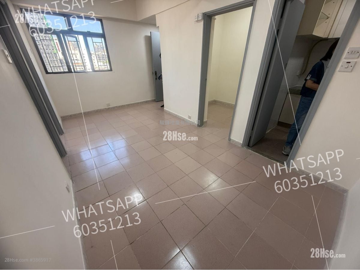 living room: Kam Wah Building Rental 3 Bedrooms , 1 Bathroom 414 ft²