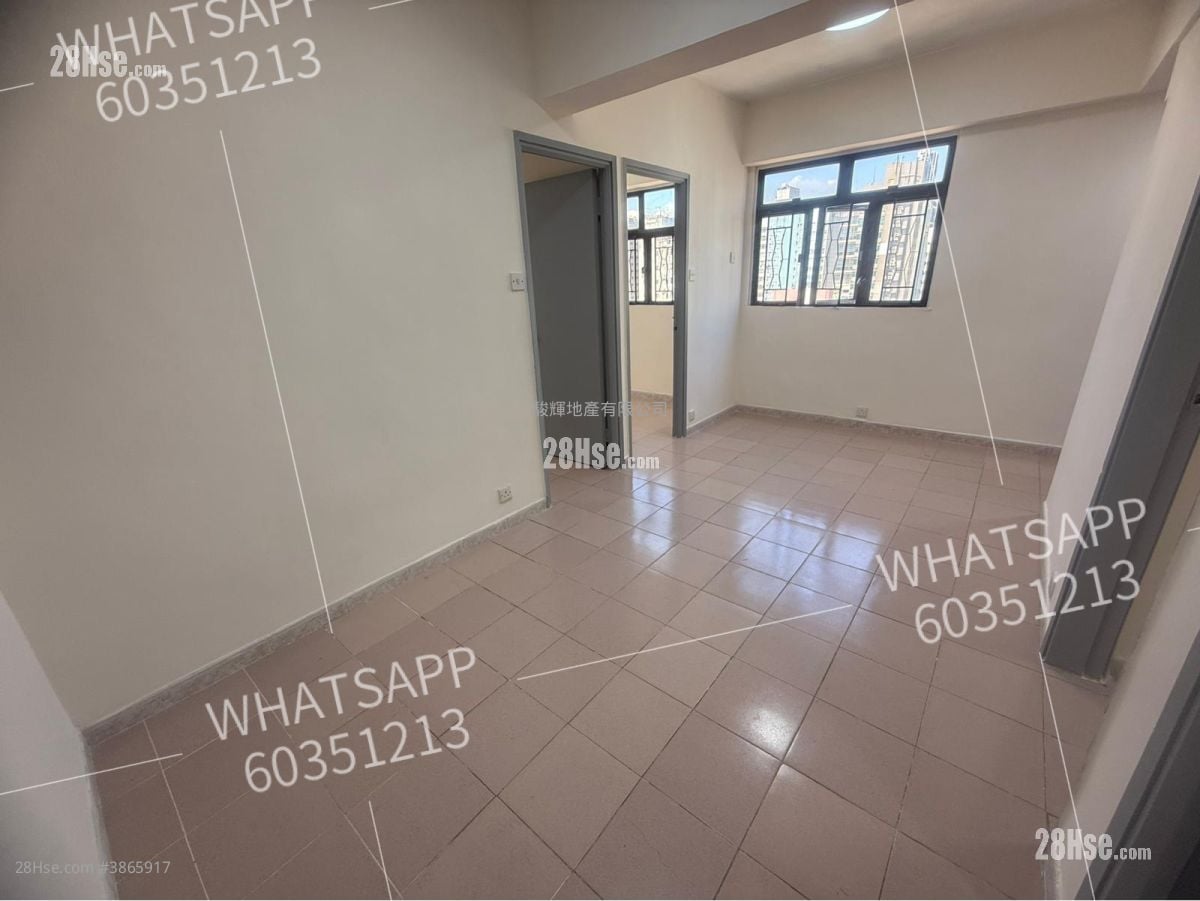 living room: Kam Wah Building Rental 3 Bedrooms , 1 Bathroom 414 ft²