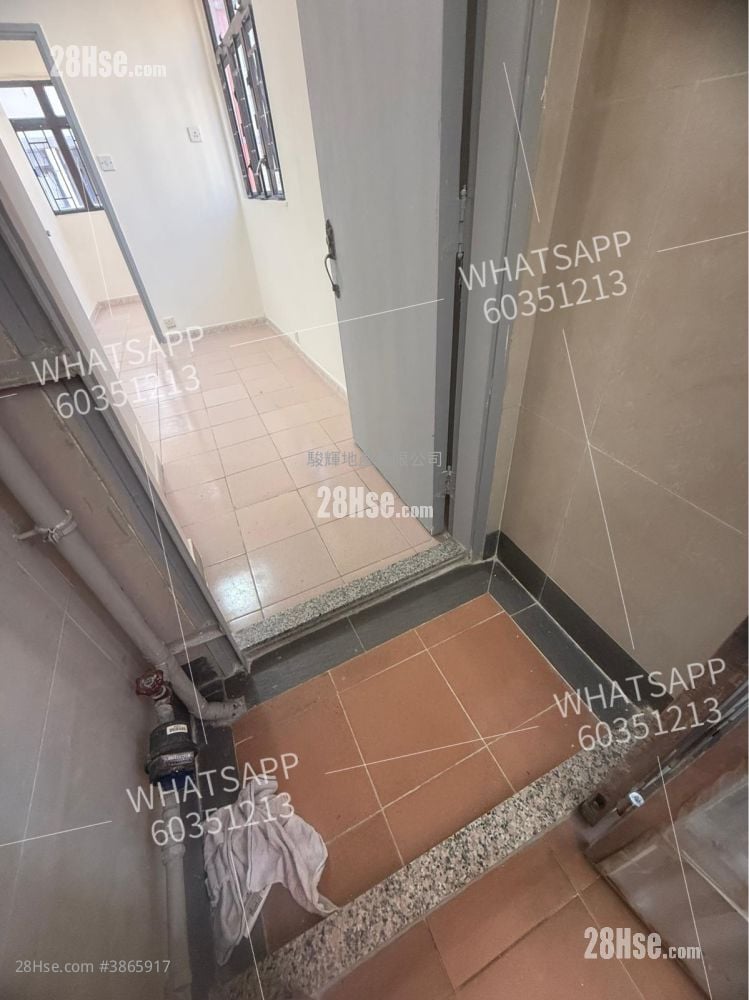 living room: Kam Wah Building Rental 3 Bedrooms , 1 Bathroom 414 ft²