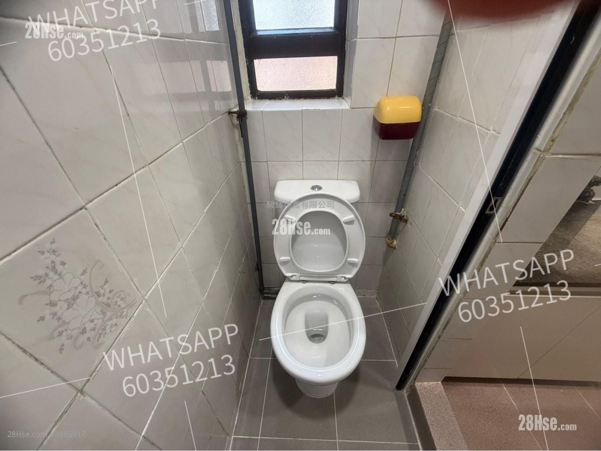 bathroom: Kam Wah Building Rental 3 Bedrooms , 1 Bathroom 414 ft²