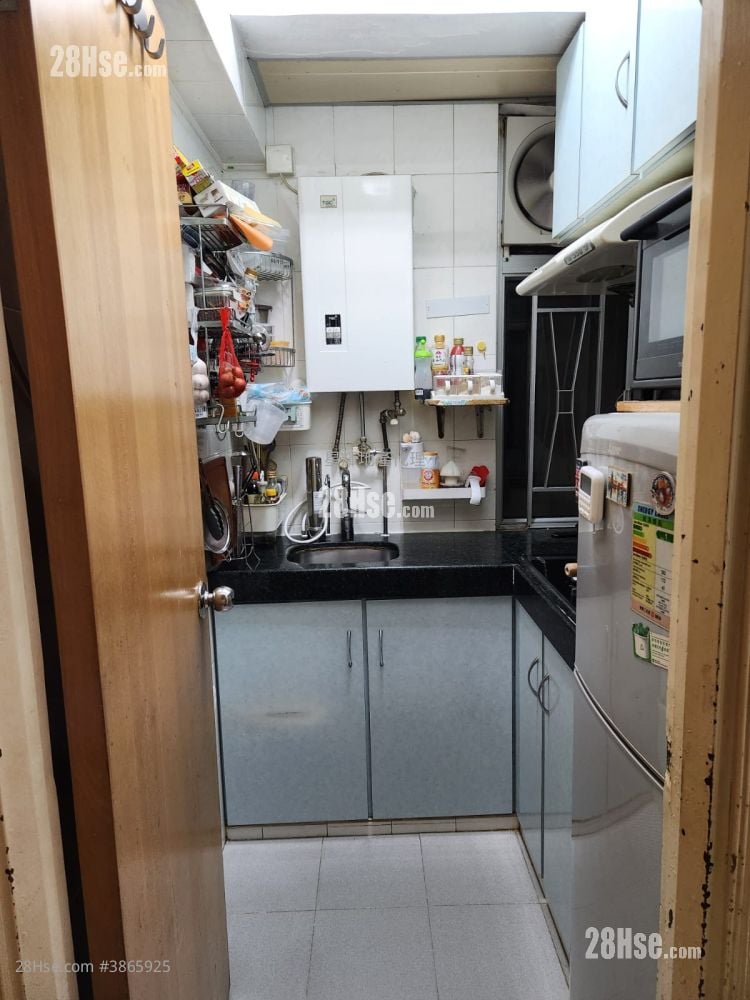 其它: 富麗花園昌華閣兩房售438萬。